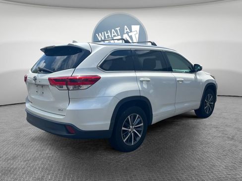Used 2017 Toyota Highlander XLE FWD image 3