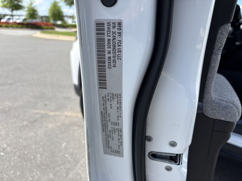 Certified 2025 Jeep Compass Latitude AWD/4WD image 34
