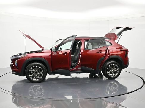 Certified 2025 Chevrolet Trax LT w/ LT Convenience Package image 46