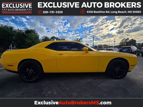 Used 2018 Dodge Challenger SXT w/ Blacktop Package image 9