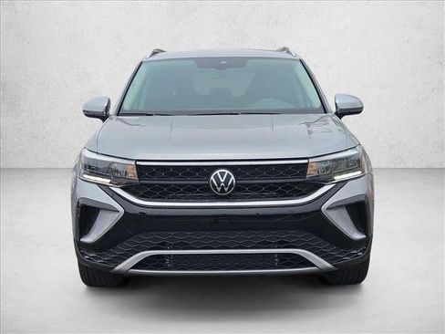 Used 2023 Volkswagen Taos SE FWD image 2
