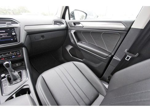 Used 2023 Volkswagen Tiguan SE FWD image 12