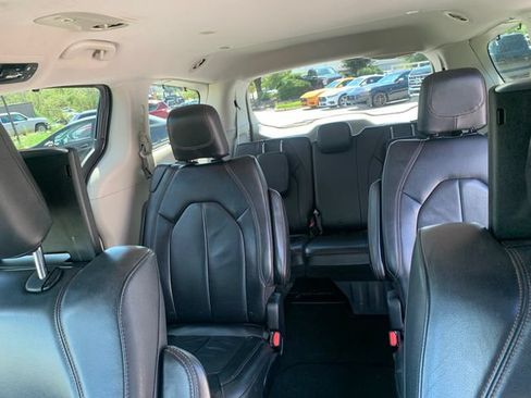 Used 2018 Chrysler Pacifica Touring-L Plus w/ Tire & Wheel Group FWD image 15