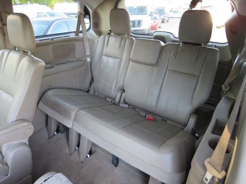 Used 2013 Chrysler Town & Country Touring image 13
