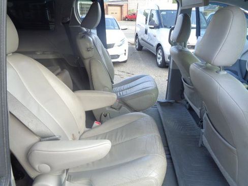 Used 2012 Toyota Sienna XLE image 25