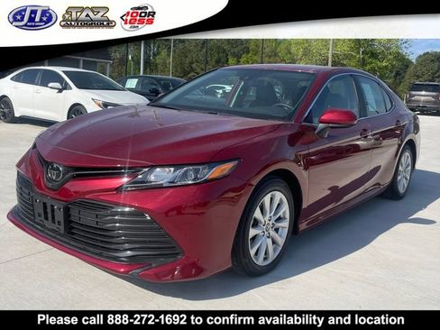 Used 2020 Toyota Camry LE image 3