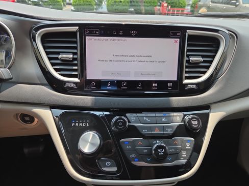 Used 2023 Chrysler Pacifica Touring-L FWD image 15