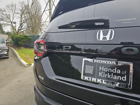 New 2025 Honda Pilot Touring image 11