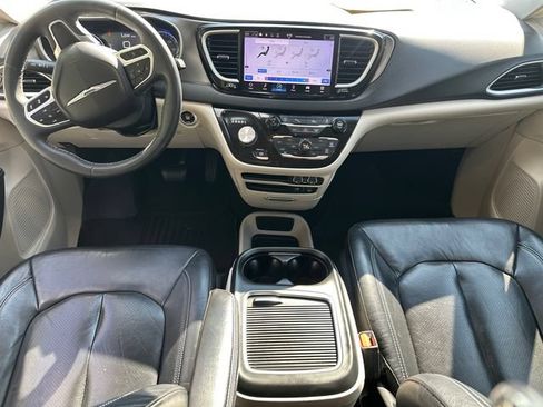 Used 2022 Chrysler Pacifica Touring-L FWD image 19