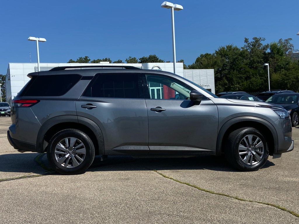 Used 2024 Nissan Pathfinder SV AWD/4WD image 2