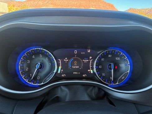 Used 2024 Chrysler Pacifica Touring-L image 13