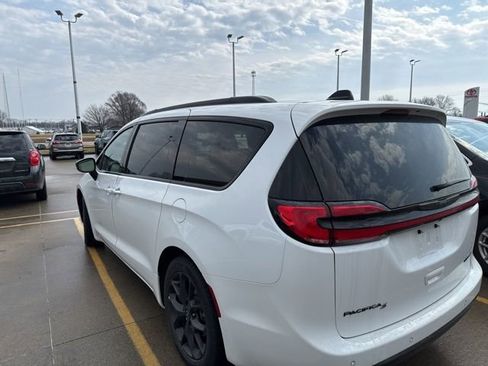 Used 2025 Chrysler Pacifica Limited image 24