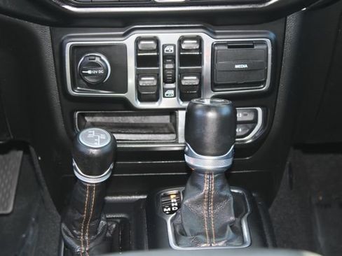 Used 2023 Jeep Wrangler Unlimited Sahara AWD/4WD image 19