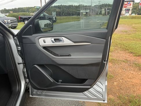 Used 2025 Ford Explorer Active image 31