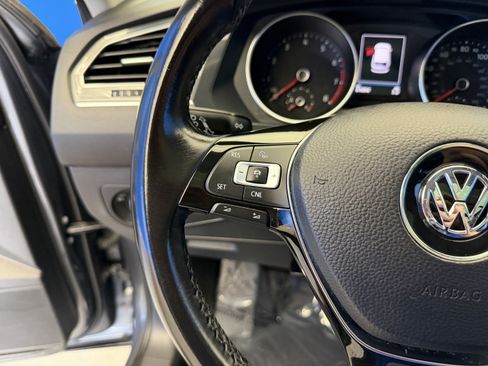 Used 2018 Volkswagen Tiguan SEL FWD image 16