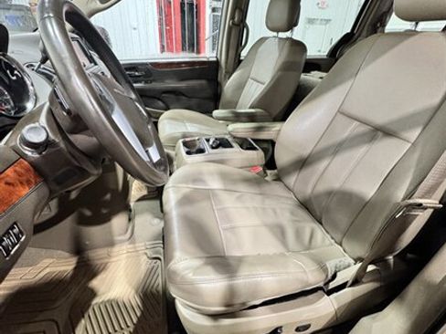Used 2013 Chrysler Town & Country Touring image 11