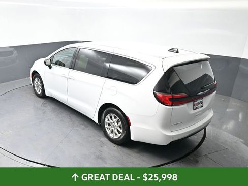 Used 2024 Chrysler Pacifica Touring-L image 49