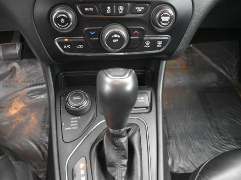 Used 2019 Jeep Cherokee Latitude Plus w/ Cold Weather Group AWD/4WD image 10