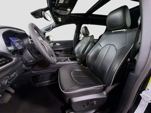 Used 2026 Chrysler Pacifica Limited FWD image 12