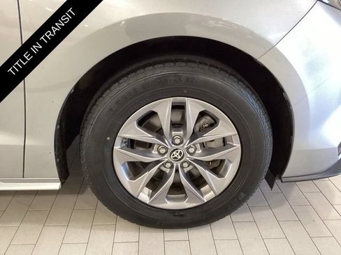 Used 2025 Toyota Sienna XLE FWD image 25
