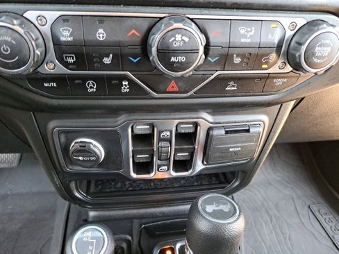 Used 2022 Jeep Wrangler Unlimited Sahara w/ Cold Weather Group AWD/4WD image 22