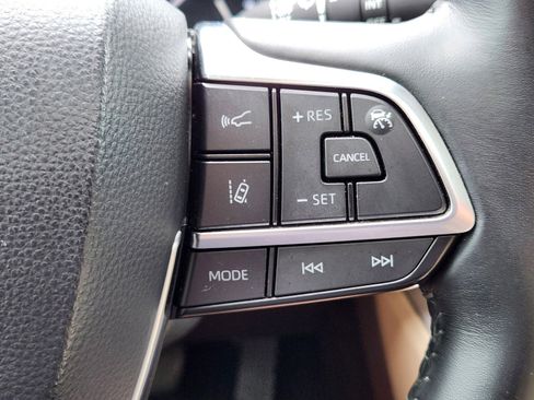 Used 2021 Toyota Highlander XLE FWD image 24