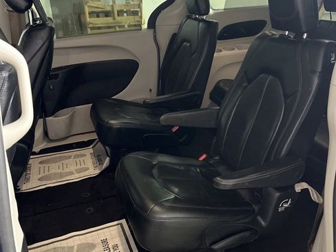 Used 2019 Chrysler Pacifica Touring-L Plus image 7