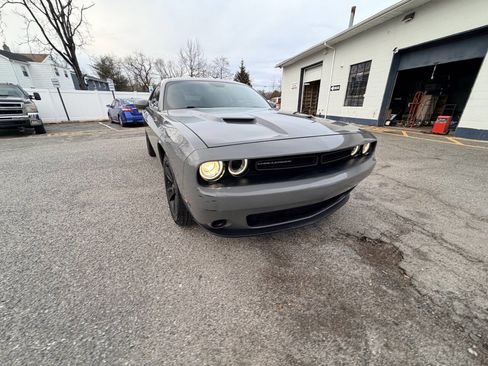 Used 2019 Dodge Challenger SXT image 4