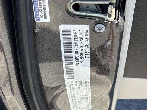 Used 2023 Chrysler Pacifica Touring-L FWD image 30