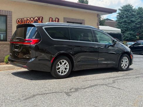 Used 2021 Chrysler Pacifica Touring-L FWD image 2