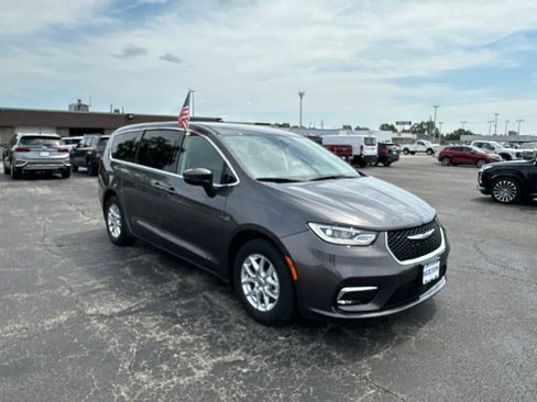 Used 2023 Chrysler Pacifica Touring-L FWD image 3