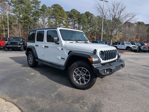 Used 2024 Jeep Wrangler Sport S image 3