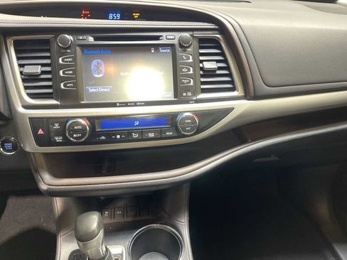 Used 2018 Toyota Highlander XLE FWD image 16
