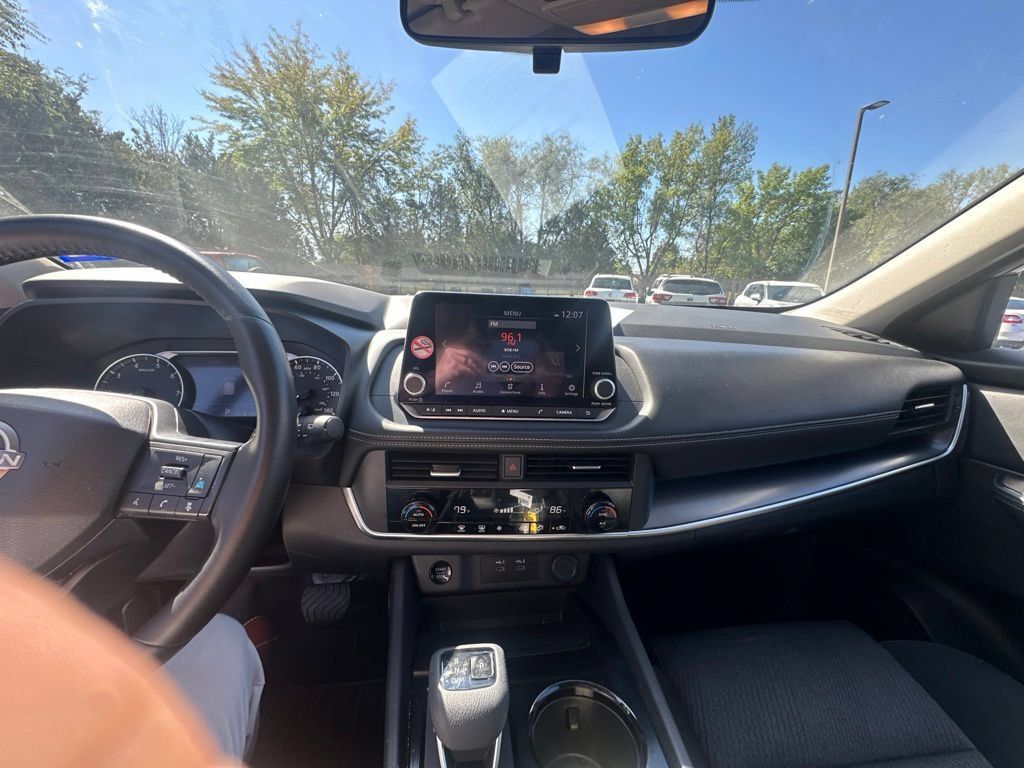 Used 2025 Nissan Rogue SV AWD/4WD image 4