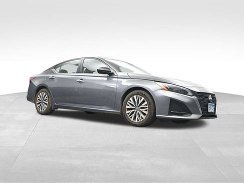 Used 2024 Nissan Altima 2.5 SV FWD image 15