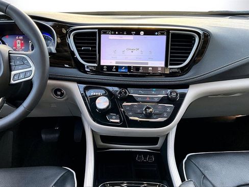 Certified 2023 Chrysler Pacifica Limited image 12