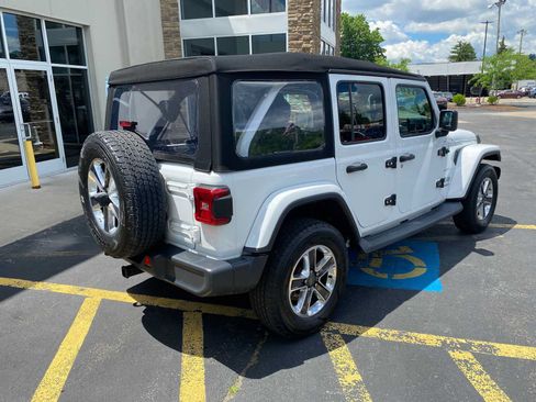 Used 2018 Jeep Wrangler Unlimited Sahara AWD/4WD image 4
