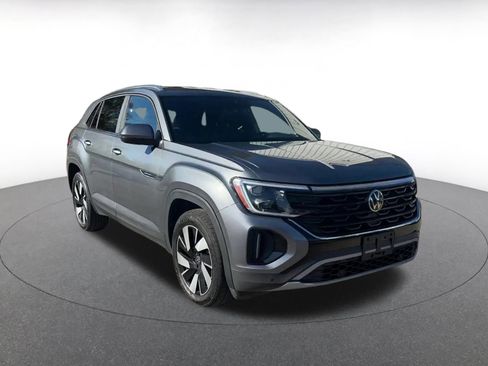 Used 2025 Volkswagen Atlas Cross Sport SE image 3