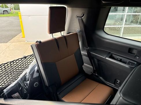Used 2025 Lexus GX 550 w/ Accessory Package (2T) AWD/4WD image 30