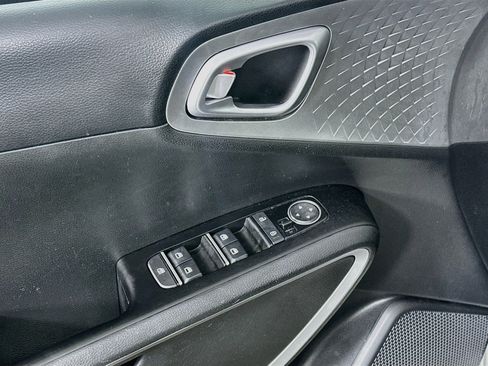 Used 2025 Kia Soul LX w/ LX Technology Package FWD image 15