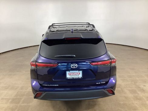 Used 2022 Toyota Highlander XLE AWD/4WD image 7