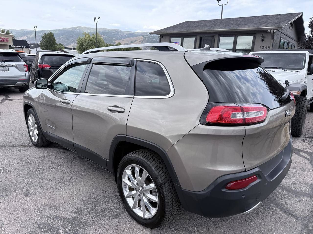 Used 2016 Jeep Cherokee Limited FWD image 3