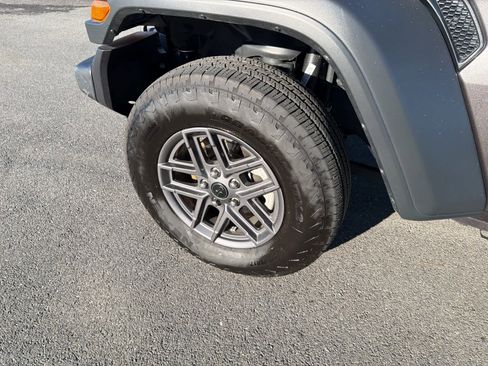 Used 2025 Jeep Wrangler Sport S image 4