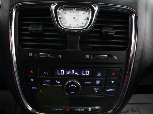 Used 2014 Chrysler Town & Country S FWD image 30