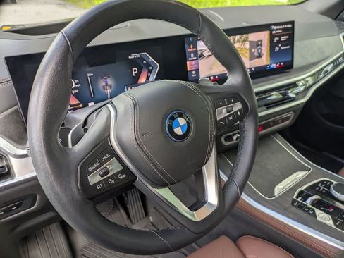 Used 2025 BMW X5 xDrive50e w/ Premium Package AWD/4WD image 4