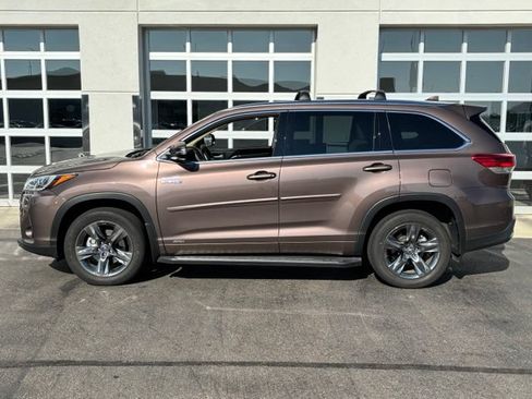 Used 2017 Toyota Highlander Limited Platinum AWD/4WD image 3