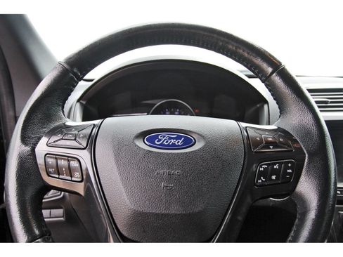 Used 2018 Ford Explorer XLT w/ Equipment Group 202A FWD image 17