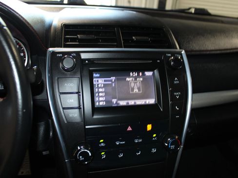 Used 2015 Toyota Camry SE FWD image 15