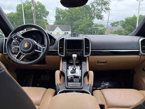 Used 2016 Porsche Cayenne w/ Premium Package AWD/4WD image 21