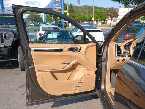 Used 2015 Porsche Cayenne S image 10